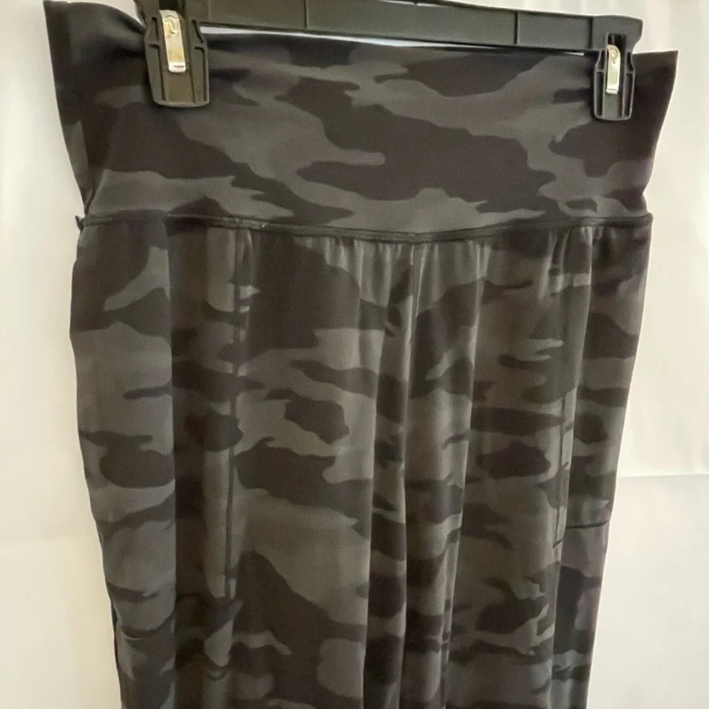 Athleta camouflage joggers, EUC - size medium - Picture 2 of 5